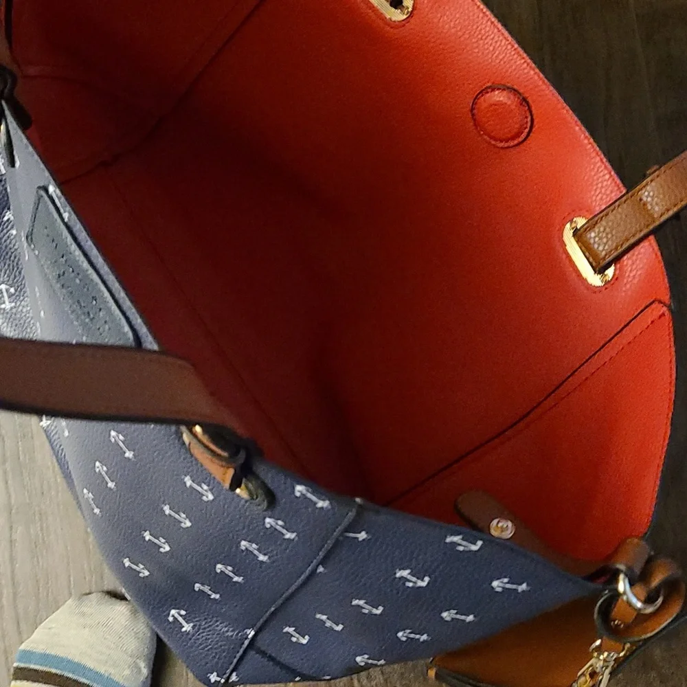 New condition vegan totes with attached coin purses and addtl matching bags - Picture 7 of 14